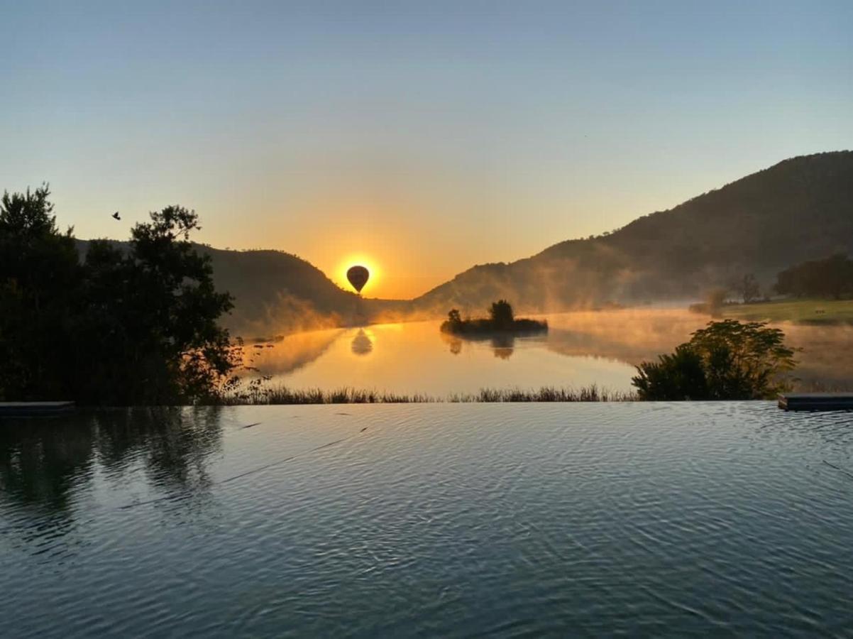Kloofzicht Lodge & Spa Крюгерсдорп Екстер'єр фото Sunrise over the lake
