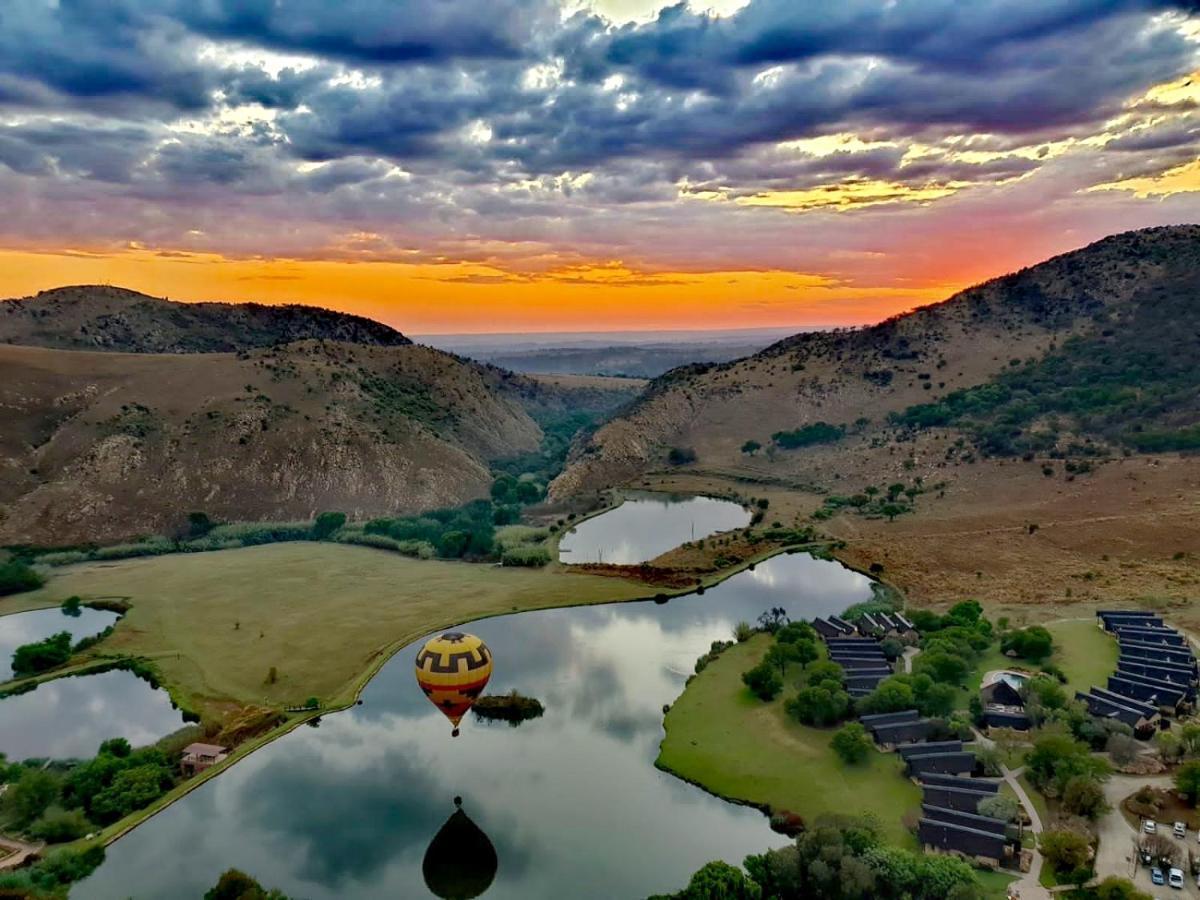 Kloofzicht Lodge & Spa Крюгерсдорп Екстер'єр фото Hot air balloon over the San Luis Reservoir