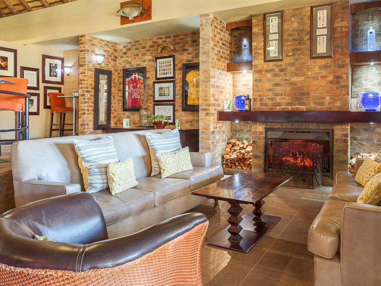 Kloofzicht Lodge & Spa Крюгерсдорп Екстер'єр фото The interior of the clubhouse at the Royal Natal National Park Golf Course