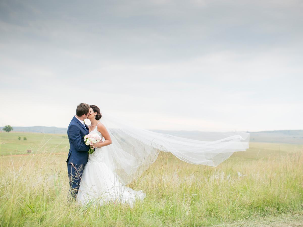 Kloofzicht Lodge & Spa Крюгерсдорп Екстер'єр фото Wedding couple